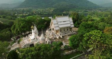 uma vista aérea do templo phu nam ron em ratchaburi perto de bangkok, tailândia video