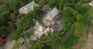 una vista aérea del templo de phu nam ron en ratchaburi cerca de bangkok, tailandia video