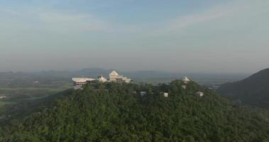 una vista aérea del hermoso templo en la montaña se destaca prominentemente en wat nong hoi en ratchaburi cerca de bangkok, tailandia video