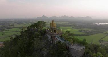 eine luftaufnahme der santi-pagode auf dem berg steht prominent in hup pha sawan in ratchaburi in der nähe von bangkok, thailand video