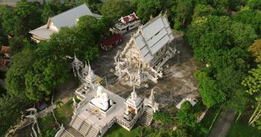 eine luftaufnahme des phu nam ron tempels in ratchaburi in der nähe von bangkok, thailand video