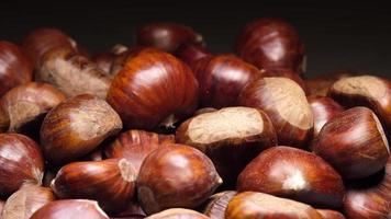 kastanjes roteren. herfst vallen seizoensgebonden voedsel. video