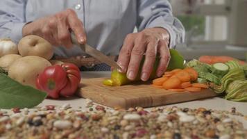 frau bereitet hausmahlzeit zu, schneidet gemüse für veganes vegetarisches rezept, mediterrane gesunde ernährung, diät video