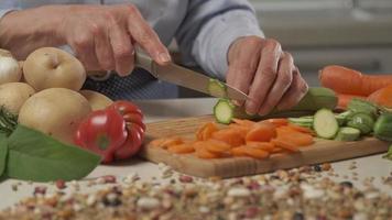 Frau schneidet Gemüse Zucchini, mediterrane Ernährung, vegane vegetarische Mahlzeit, gesunde Ernährung, Kochen in der modernen Hausküche video