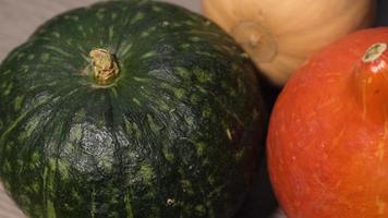 abóboras coloridas girando de perto. grupo de legumes frescos e saudáveis. comida de abóbora verde, laranja e amarela. vegetariano, dieta vegana. video