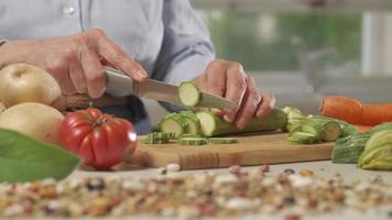 Frau schneidet Gemüse Zucchini, mediterrane Ernährung, vegane vegetarische Mahlzeit, gesunde Ernährung, Kochen in der modernen Hausküche video