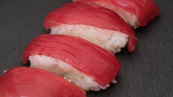 sushi nigiri atún comida japonesa. arroz y pescado crudo asiático típico. video