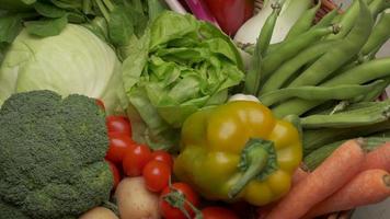 verde insalata lattuga avvicinamento rotante e vario misto verdure. salutare vegetariano o vegano cibo, mediterraneo dieta nutrizione video
