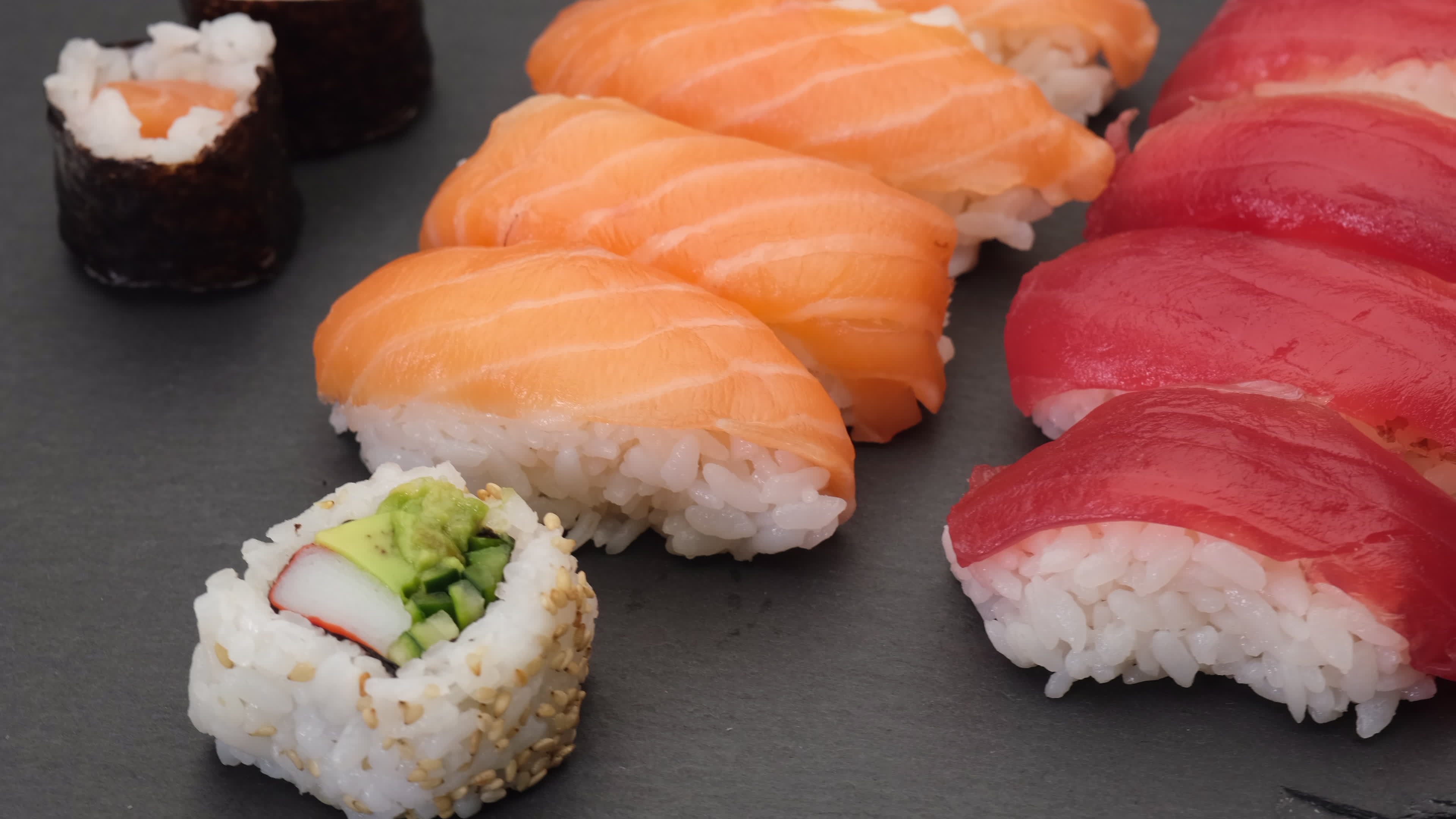 surtido de sushi con nigiri de salmón, nigiri de atún, hosomaki y ...