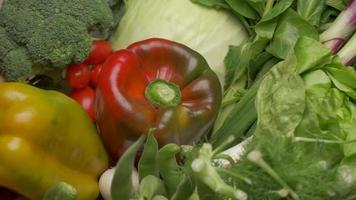 poivrons rouges et jaunes et divers légumes mélangés, aliments végétaliens ou végétariens sains, régime alimentaire, nutrition video