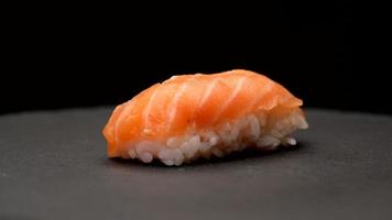 Sushi Nigiri Lachs asiatisch japanisches Essen video