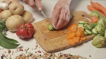 kvinna skärande skivning grönsaker zucchini, medelhavs diet mat, vegan vegetarian måltid, friska näring diet, matlagning i modern Hem kök video