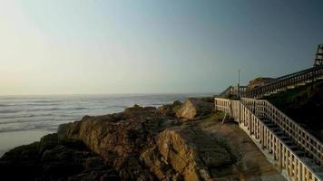 roccioso scogliere con scala a il visualizzazione punto nel praia de caione, Galizia Spagna. aereo fuco tiro video