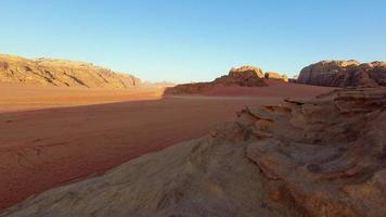 zonsopkomst timelapse over- rood Mars Leuk vinden landschap in wadi rum woestijn, Jordanië, deze plaats was gebruikt net zo reeks voor veel wetenschap fictie films video