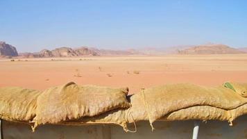 oud Tassen van zand Aan trein bescherming Aan schietpartijen in wild west films schietpartijen Aan woestijn terwijl Aan rijden in trein video