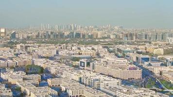 panoramisch visie van top van Dubai kader naar oud Dubai wijk en wit gebouwen.reizen in uae en stad oud gebouwen. video