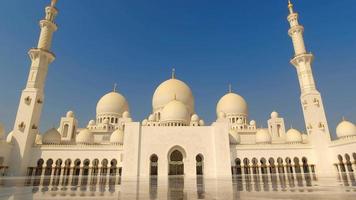 abu dhabi, Emirati Arabi Uniti, 2022 - sceicco zayed moschea nel chiaro blu cielo giorno, abu dhabi, unito arabo Emirates video