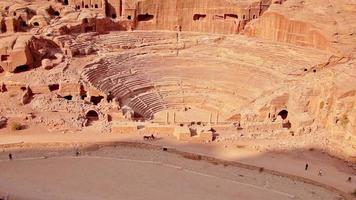 inclinazione su aereo Visualizza antico Teatro nel petra rosa città, Giordania. il città di petra era perso per al di sopra di 1000 anni. adesso uno di il Sette meraviglie di il parola video