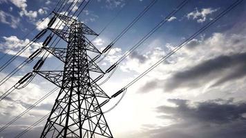 nuvens de lapso de tempo e lindo céu com torres de transmissão de alta tensão para fundo ativo de energia e tecnologia video