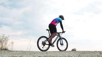 Mann Radtour am Abend. Fahrrad-Übungskonzept video