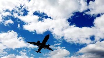 o conceito de turismo e viagens de avião comercial. silhueta de um avião no lindo céu video