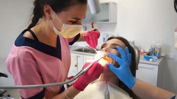 dentiste traite les dents d'une belle patiente video