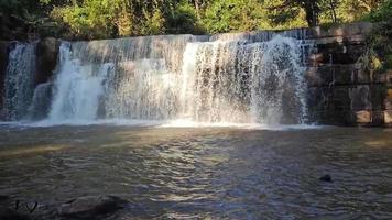 frontansicht, sri dit wasserfall ist ein kleiner und bewaldeter einstufiger wasserfall mit sonnenlicht bei khao kho, provinz phetchabun, thailand. video