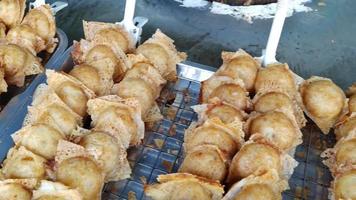 Khanom Krok, traditionelles thailändisches Dessert, hergestellt aus Kokosnuss, Kokosmilch und Mehl, Verkauf auf dem Markt video