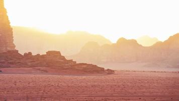 zoom in planeet Mars Leuk vinden landschap zonsondergang timelapse - foto van wadi rum woestijn in Jordanië met rood roze lucht bovenstaande, deze plaats was gebruikt net zo reeks voor veel wetenschap fictie films video