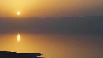 vista panorámica escénica de la costa del mar muerto en la tarde nublada al atardecer desde el mirador en jordania video