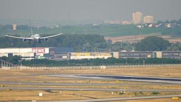 frankfurt am main, tyskland 19 juli 2017 - air canada boeing 787 dreamliner närmar sig innan landning vid 07 l, slow motion. fraport, frankfurt, tyskland video