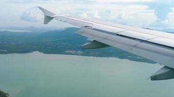 luchtfoto over de groep eilanden in de Andamanzee bij Phuket, zuidelijk deel van Thailand, uitzicht vanaf een dalend vliegtuig video