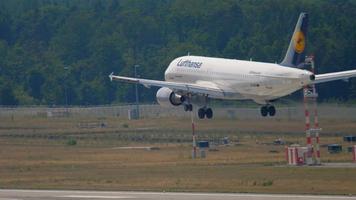 frankfurt am main, alemania 19 de julio de 2017 - lufthansa airbus 320 d aizn aterrizando en la pista 25r. fraport, frankfurt, alemania video