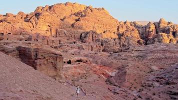 kvinna caucasian turister promenad runt om de petra ruiner med känd al-Khazneh de statskassan. video