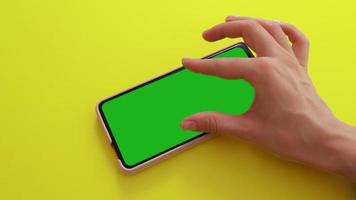 gesti su smartphone con verde schermo video