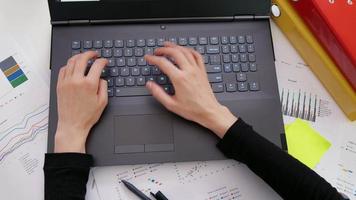 vrouw gebruik makend van laptop computer Aan kantoor tafel video