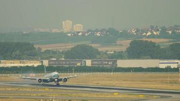 frankfurt am main, alemania 19 de julio de 2017 - boeing 777 cathay pacific aterrizando en 07l. fraport, frankfurt, alemania video