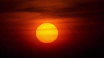 tramonto sul paesaggio oceanico, spiaggia di karon, phuket, tailandia video