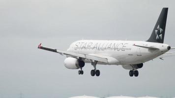 frankfurt am main, alemania, 20 de julio de 2017 - turkish airlines airbus a320 tc jps en el aterrizaje de librea de Star Alliance. fraport, frankfurt, alemania video