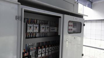 Control de unidad eléctrico para sistema de refrigeración por agua. Máquina enfriadora de control industrial. foto