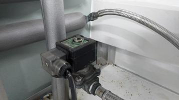 electroválvula de bobina eléctrica para controlar la presión de agua de la línea de agua fría en la tubería. foto