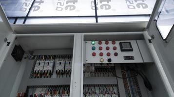 Control de unidad eléctrico para sistema de refrigeración por agua. Máquina enfriadora de control industrial. foto