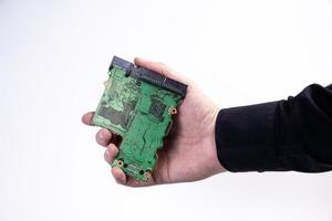 ingeniero reparador tomados de la mano en el procesador de chips de guantes negros, cpu para insertar en el zócalo de la placa base de la computadora. el concepto de hardware tecnológico a la luz de neón foto