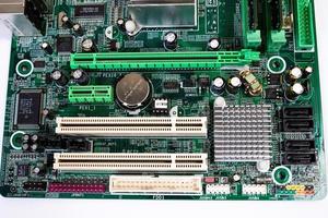 instalar una nueva memoria ram ddr para un zócalo de procesador de computadora personal en un servicio. reparación de actualización. concepto de actualización o reparación de pc. foto