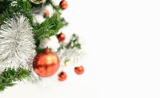 Árbol de Navidad decorado con caja de regalo de colores y campana aislado sobre fondo blanco. foto