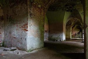 antiguas bodegas de la fortaleza en daugavpils foto