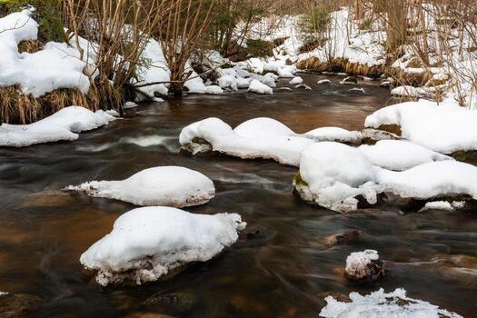 un pequeño río de bosque rocoso en invierno foto