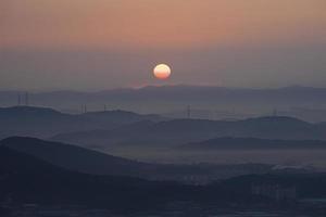 amanecer, atardecer de la montaña heukseongsan en cheonan, chungcheongnam-do, corea foto