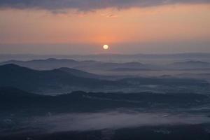amanecer, atardecer de la montaña heukseongsan en cheonan, chungcheongnam-do, corea foto