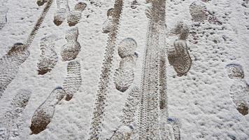 Tomé una foto de la huella de nieve en el camino.